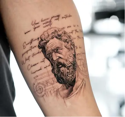 Fotografía de un tatuaje diseñado por el artista Nev